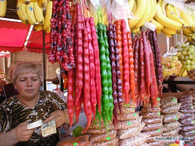 Продают чурчхелу. Чурчхела Анапа. Сладость чурчхела. Чурчхела Грузинская. Сладости которые продают на море.