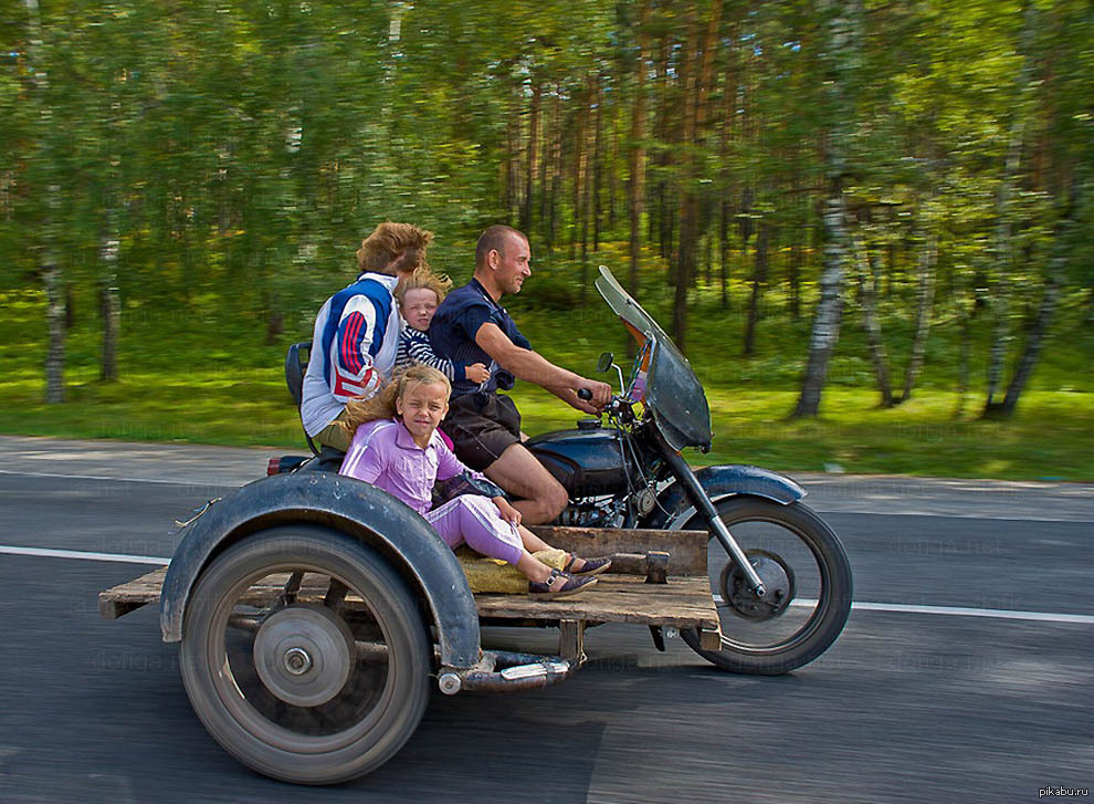 На семейное поедешь. Семья на мотоцикле с коляской. Смешной мотоцикл с люлькой. Мотоцикл с люлькой с людьми. Мотоцикл с коляской с людьми.