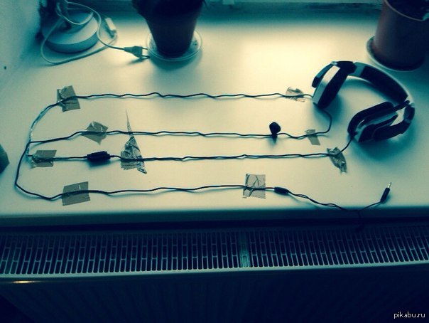 провод наушников закручивается. запутанные наушники. лайфхак намотки наушников. сложить наушники чтобы не путались. наушники а4 tech c витым шнуром.