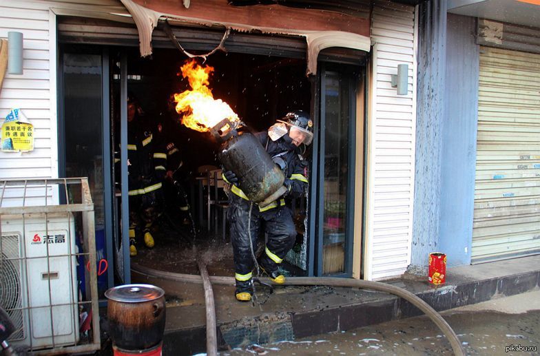 пожары от газовых приборов. пожар в баку. газовый баллон в огне. горящий баллон с газом. горит газовый баллон.