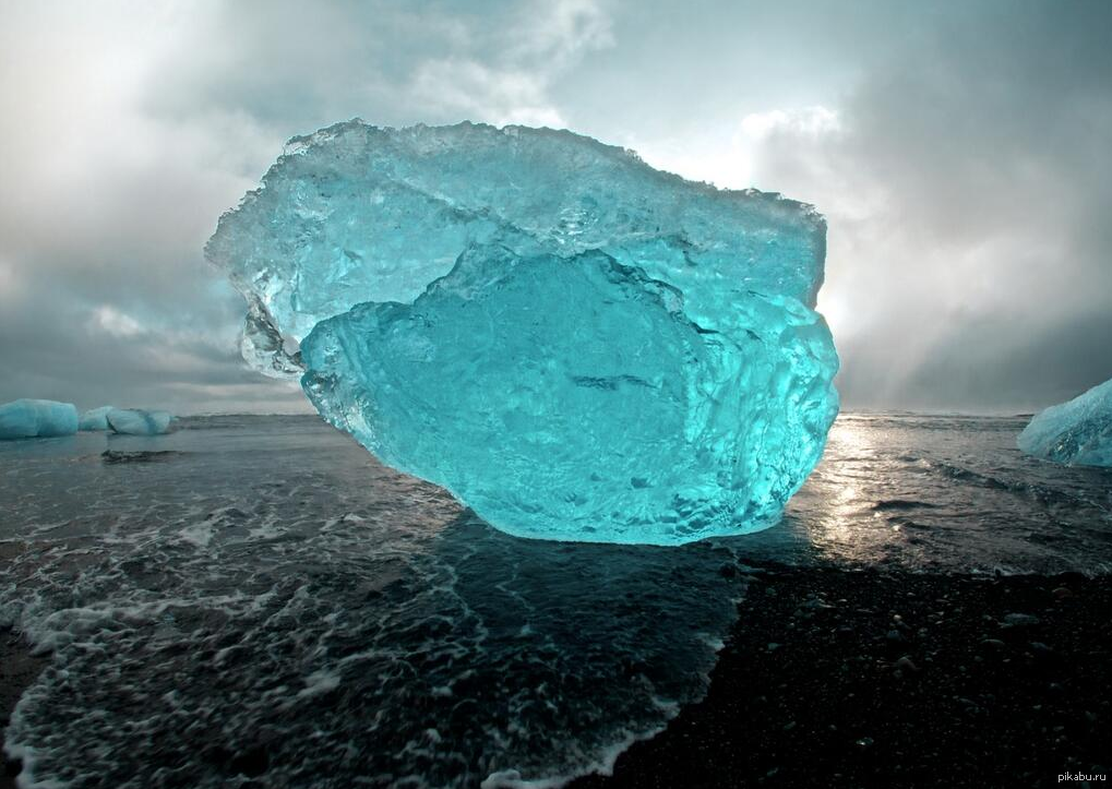 Глыба льда на воде. Ледяная глыба. Голубой Айсберг. Голубой лед. Ледовые глыбы.