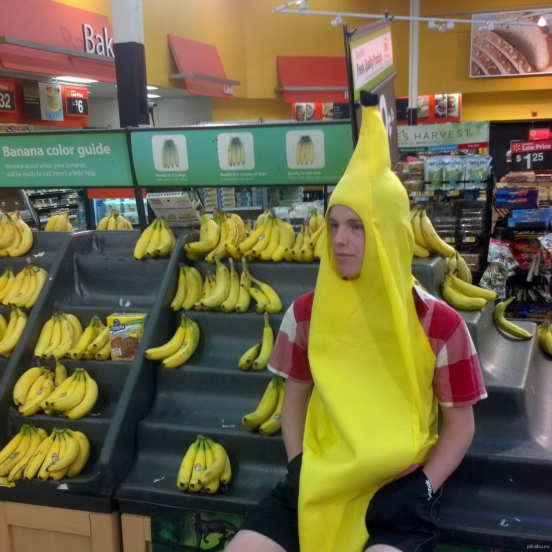 Парень в костюме банана