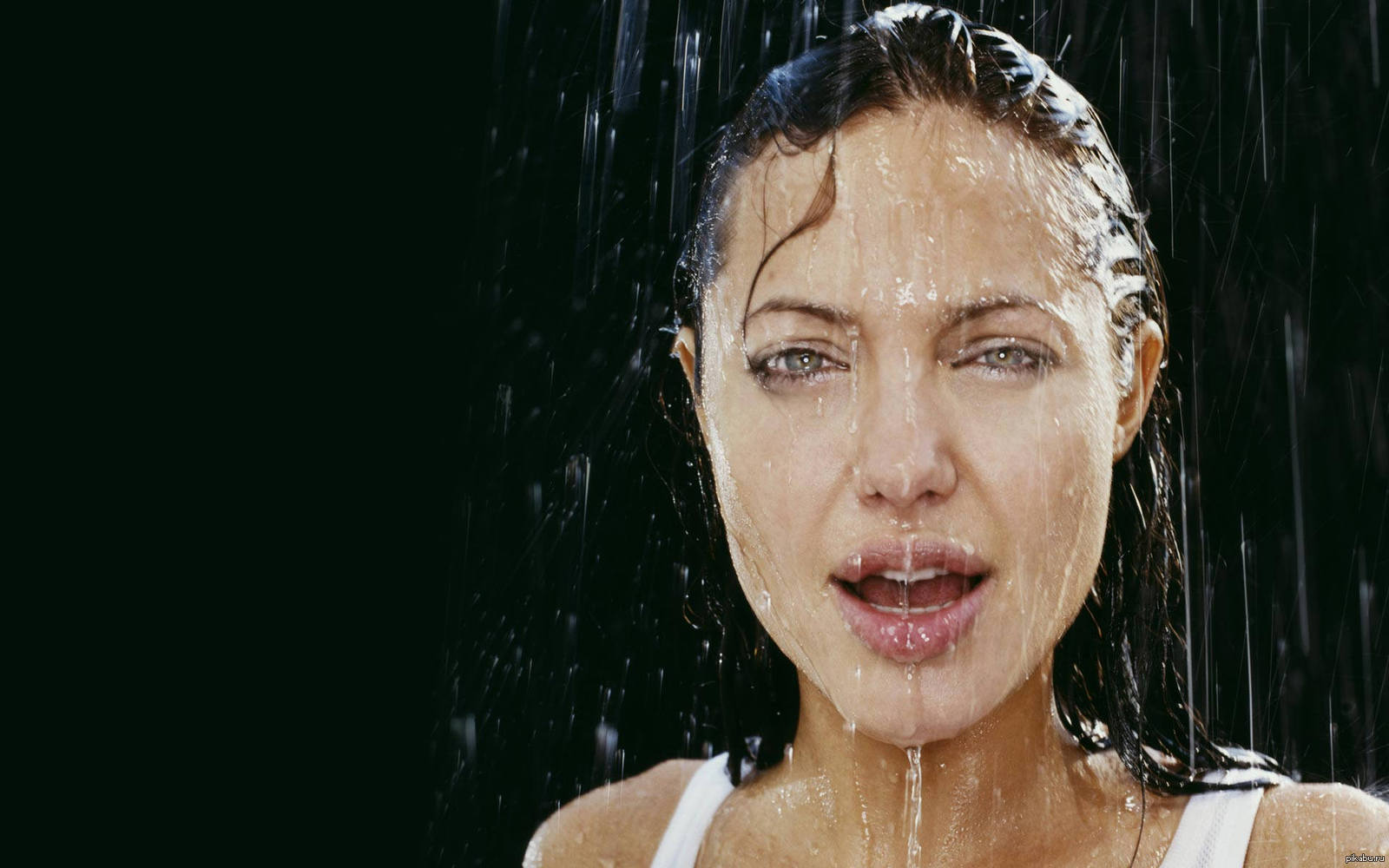 Мокрые сестренки. Анджелина Джоли мокрая. Анджелина Джоли мокрые волосы. Анджелина Джоли моется. Мокрое лицо девушки.