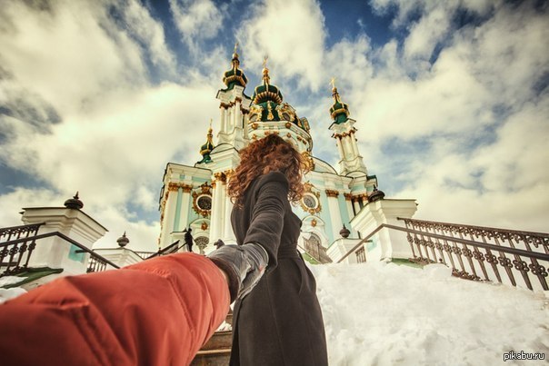 Фото около церкви. Следуй за мной храм. Следуй за мной зима. Селфи в церкви. Девушка возле церкви.