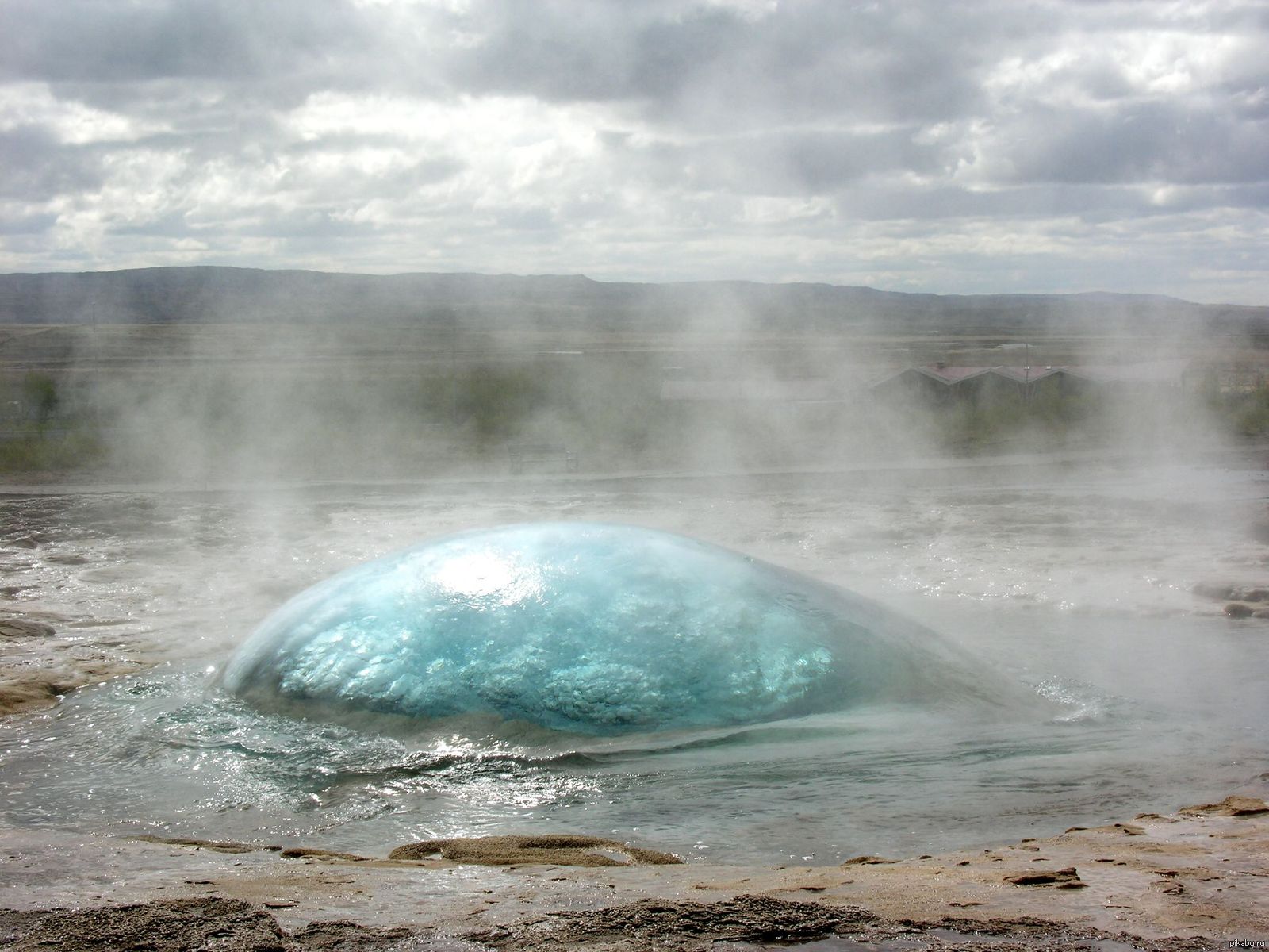 Гейзер под водой. Гейзер Строккюр фото. Нефтяные гейзеры. Вулканическая термальная вода. Интересные факты о гейзерах.