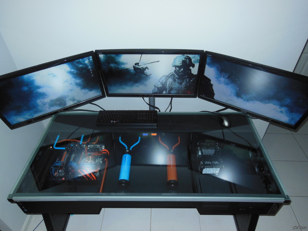 Пк виде стола. Компьютерный стол игровой. Стеклянный игровой стол. Стол игровой прозрачный. Компьютерный стол игровой прозрачный.