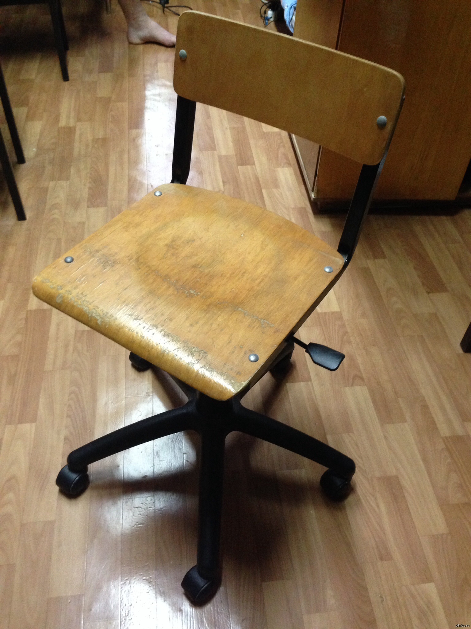 Поломанный школьный стул
