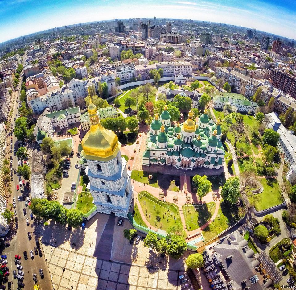 Киев красивый город. Киев столица Украины. Храм в Киеве на Крещатике.