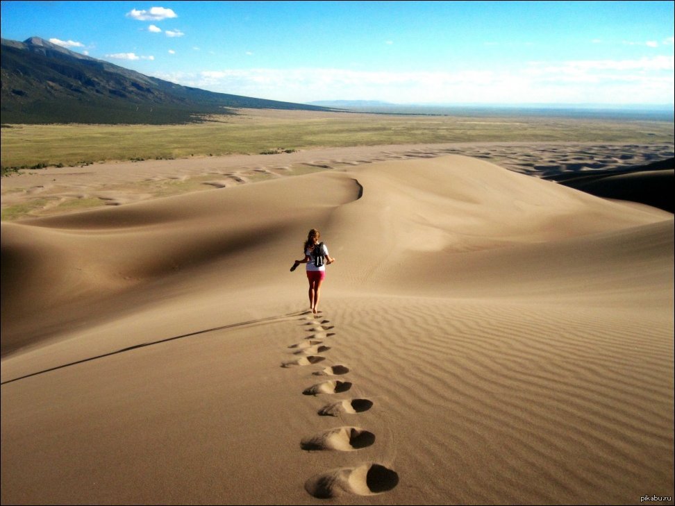 Soul desert. Девушка в пустыне. Фотосессия в пустыне. Следы на песке в пустыне. Пустыня песок.