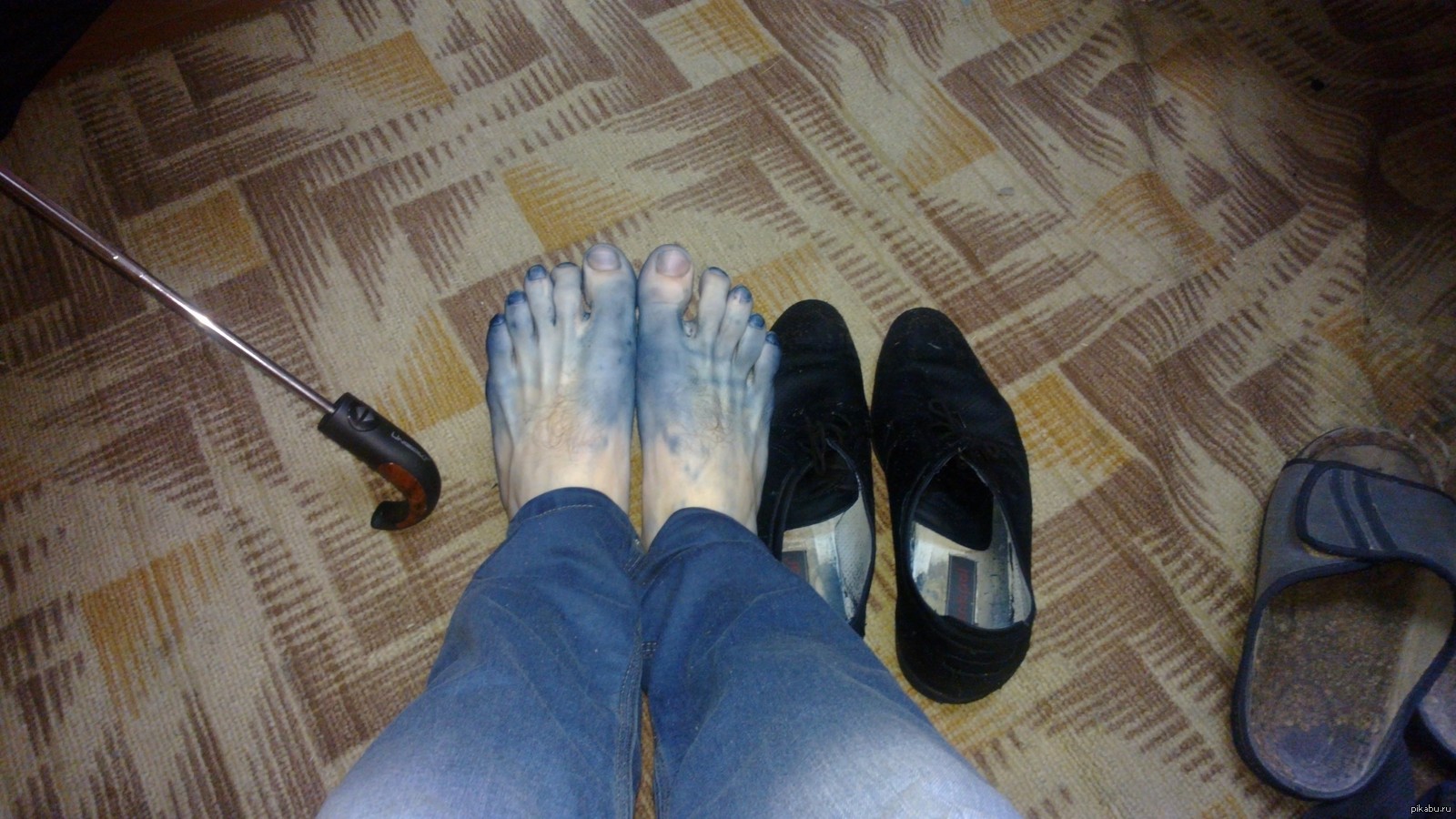 Ноги стали черными. Ноги в ботинках. Ноги окрасились от обуви.