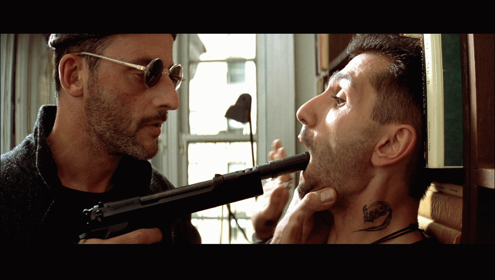 Leon актуальное. Жан Рено 1994. Леон фильм 1994 Жан Рено. Леон профессионал Leon the professional (1994). Леон киллер Жан Рено.