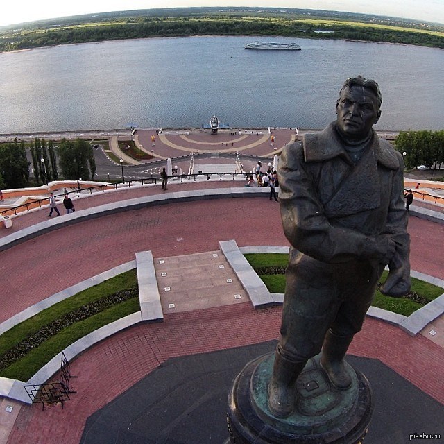 Чкалов нижний новгород. Памятник Валерию Чкалову. Памятник Чкалову в Нижнем Новгороде. Валерий Чкалов памятник в Нижнем Новгороде. Чкаловская лестница и памятник Валерию Чкалову.