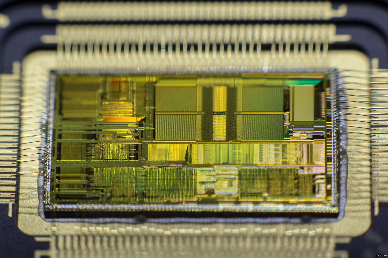 Игры работающие на процессоре. Кристалл Intel i486. Кристалл микропроцессора. Кристалл микропроцессора Intel Core. Кристалл процессора i9 под микроскопом.