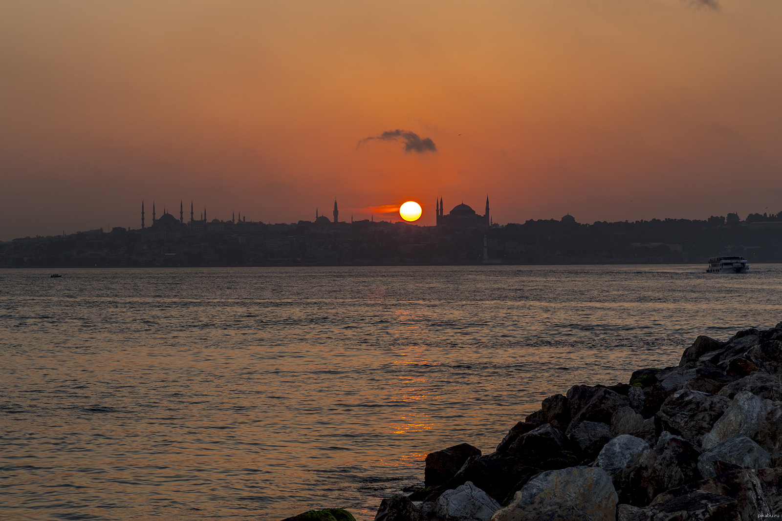 Стамбул находка. Стамбул закат Босфор. Стамбул море. Стамбул с моря на закате. Стамбул закаты и рассветы.