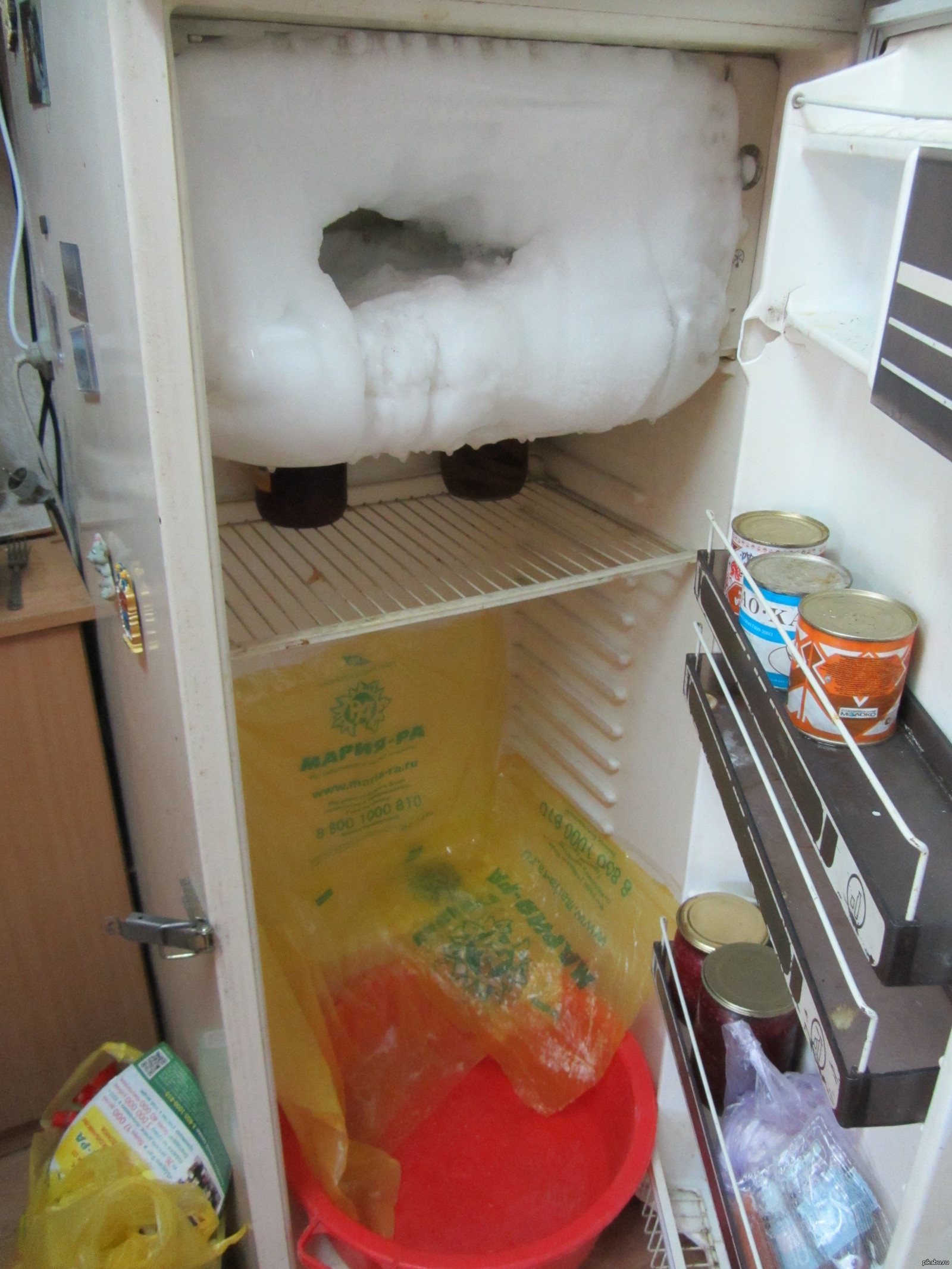 Почему в холодильнике тепло. Сломанный холодильник. Разморозить холодильник. Внутренности холодильника. Холодильник размораживается.