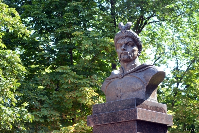 Памятники б. Памятник Богдану Хмельницкому в Белгороде. Памятник Богдана Хмельницкого Белгород. Богдан Хмельницкий памятник в Белгороде. Богдан Хмельницкий Белгород.