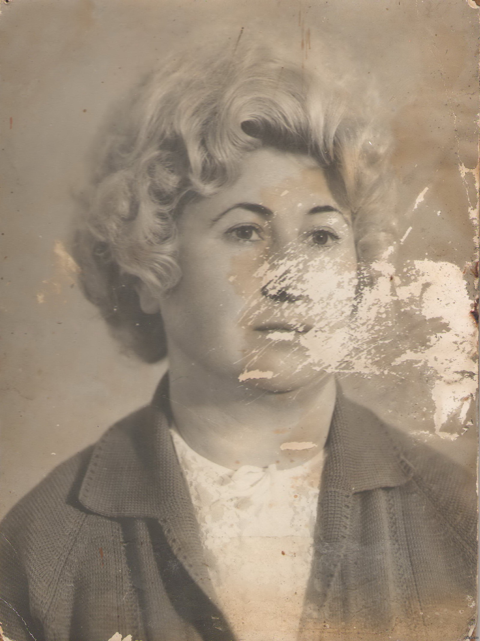 Старое испорченное фото бабушки