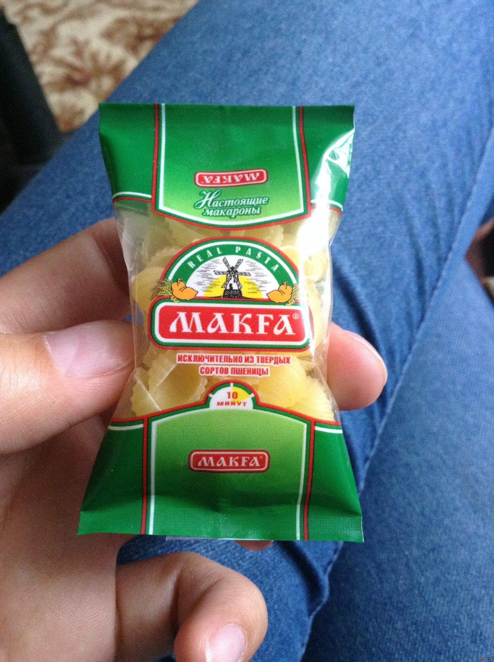 Макфа шутка. Макароны Макфа. Макароны Макфа колесики. Дешевые макароны. Макароны makfa прикол.