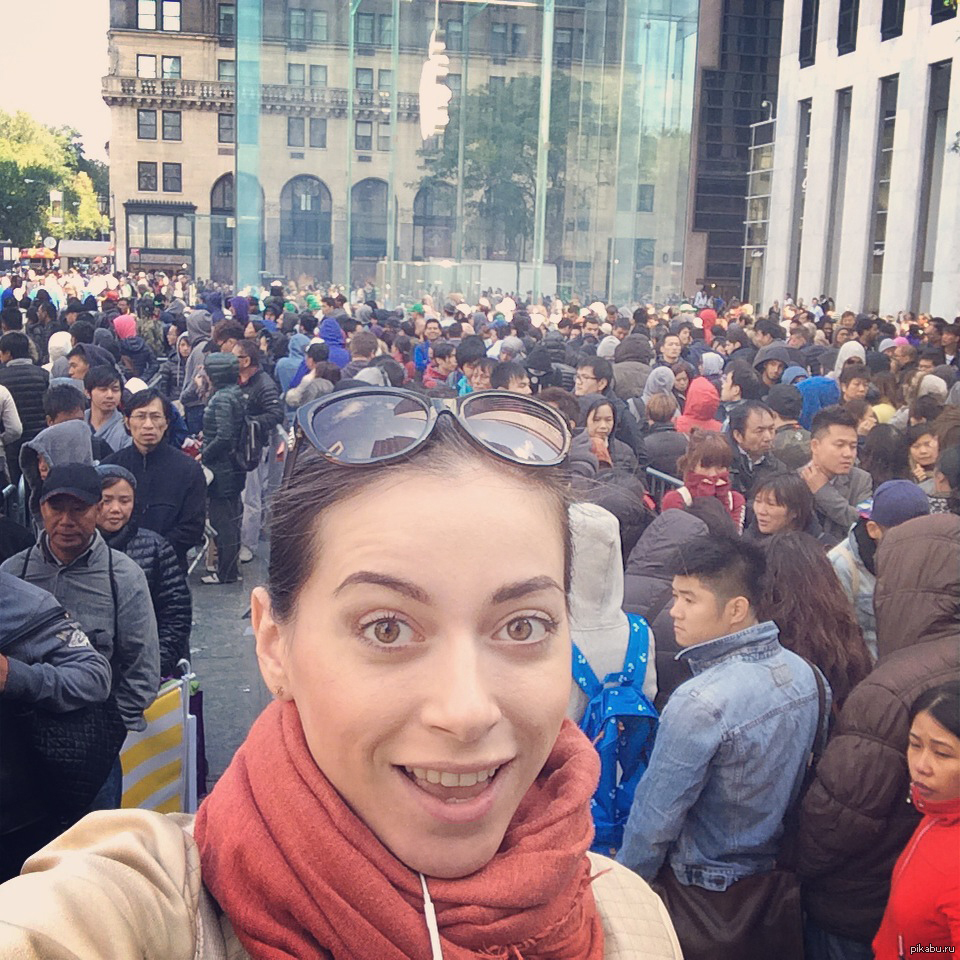 Очередь возле Apple Store на 5 Авеню в Нью-Йорке. Первый день продаж. Я ...