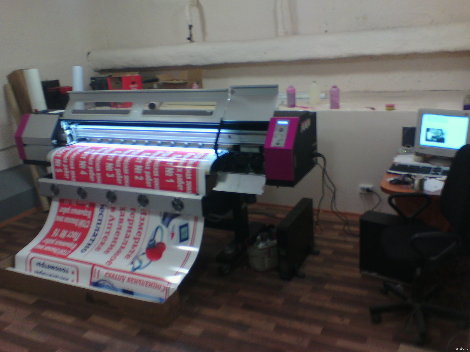 Печатница. Печатник этикеток. Рабочее место широкоформатная печать. Широкоформатный принтер на производство одежды. Геркон широкоформатный принтер.