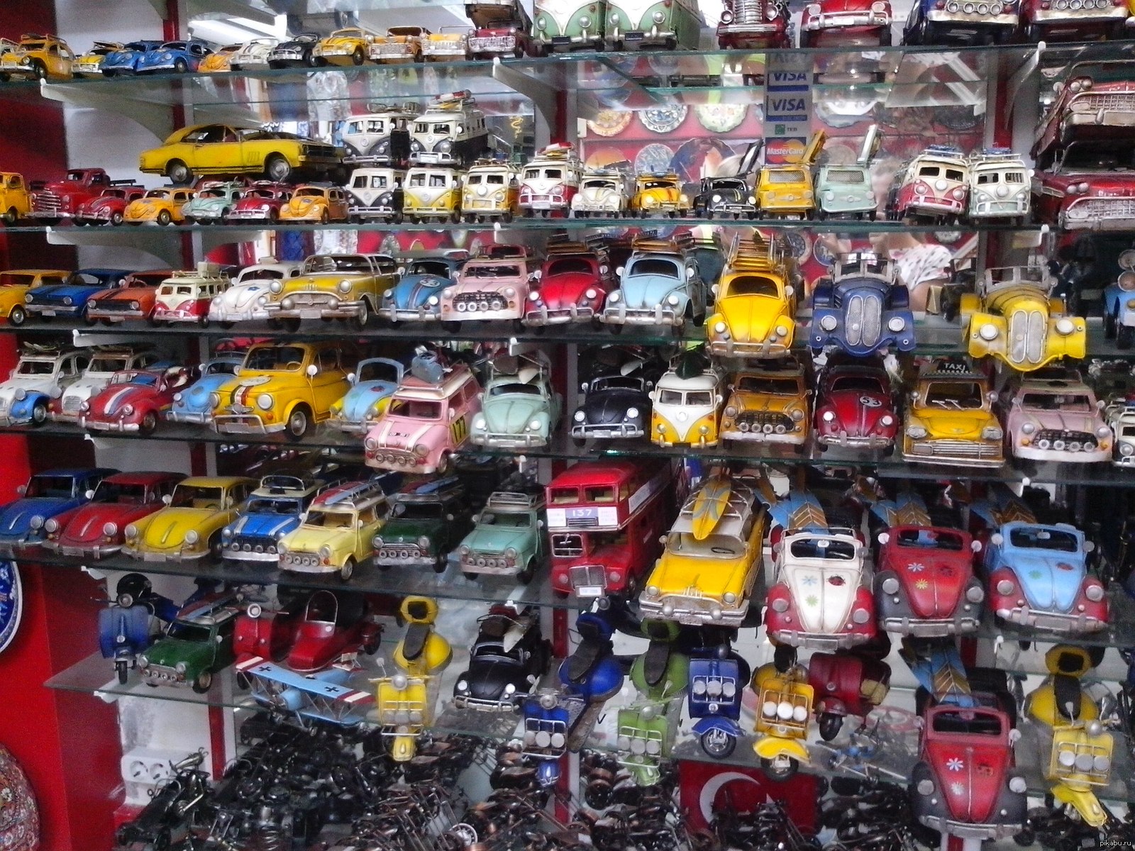 Машины магазин деньги. Много игрушечных машинок. Сувенирные машинки. Маленькие Игрушечные машинки. Коллекция игрушечных машин.