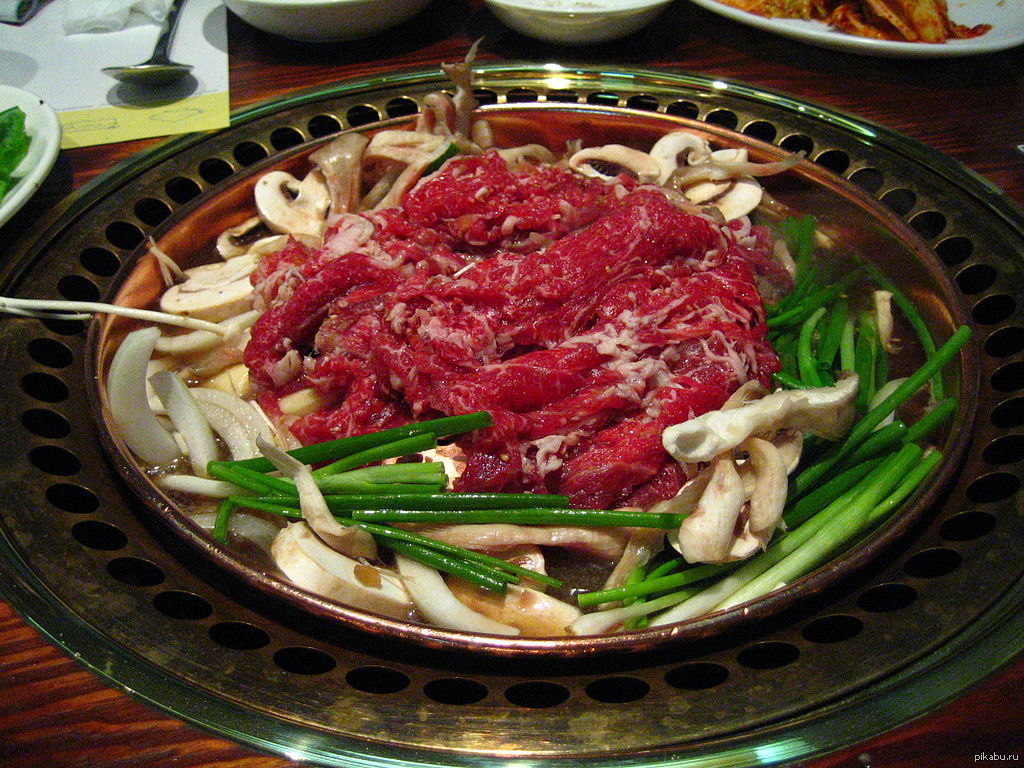 Корейское мясо. Bulgogi (불고기). Пулькоги из телятины. Свинина блюдо корейцев. Сырое мясо корейское блюдо.