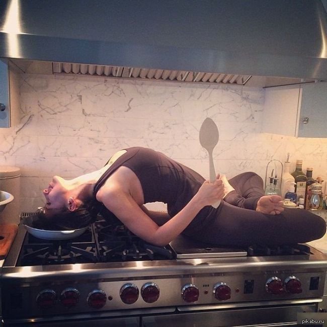 Девушки после вечер. Девушка на кухне прикол. Девушка у плиты. Девушка на кухне.