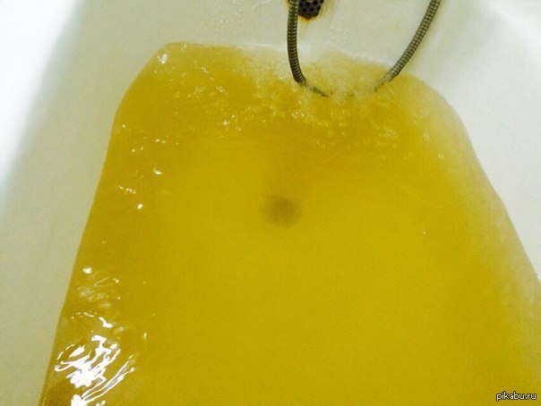 Чем отмыть желтую ванну. Желтая вода из крана. Желтые воды. Желтая жидкость в ванной. Желтоватая вода в ванной.
