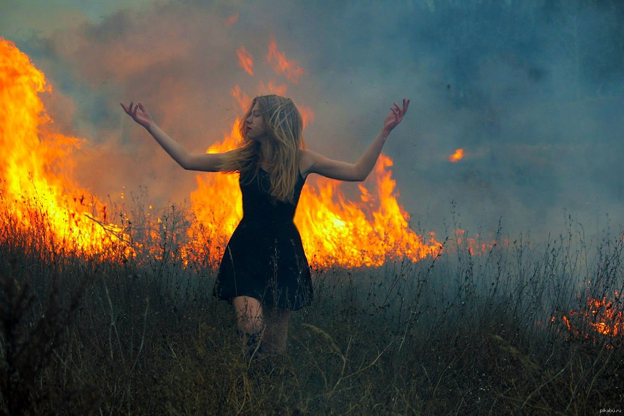 Девушка с огнем в лесу