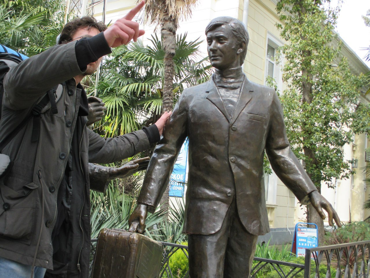 Памятник миронову в новороссийске. Памятник Андрею Миронову. Памятник Бриллиантовая рука в Новороссийске.