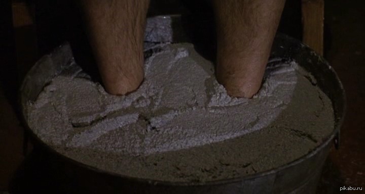 Бетонные ноги. Ноги в тазу с цементом. Тазик с цементом. Ноги в тазу с бетоном.