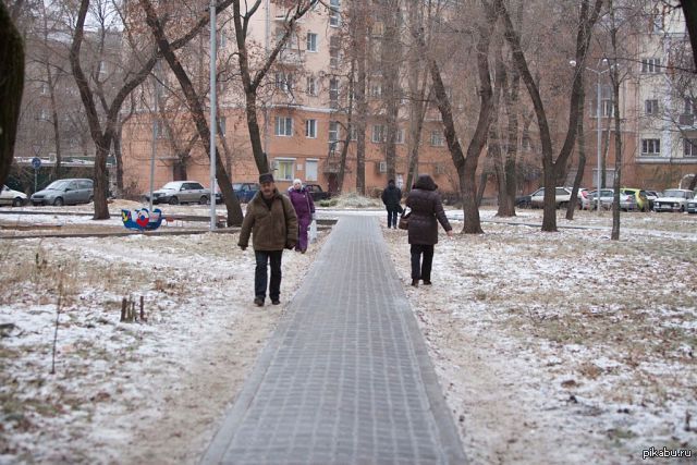 Потому что гололедица но зато отлично. Гололед приколы. Тротуар прикол. Мемы про гололед. Гололед юмор.