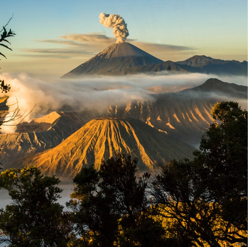 Volcanoes mountains. Гора Бромо Индонезия. Вулкан Бромо в Индонезии. Ява Бромо вулканы. Вулкан Бромо, Индонезия, острова Ява.