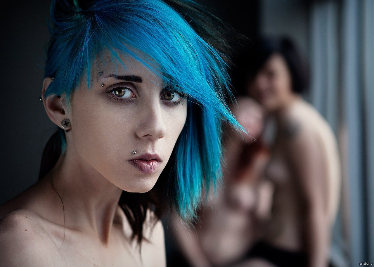 Сиськи девушки волосы цвета синий с каре