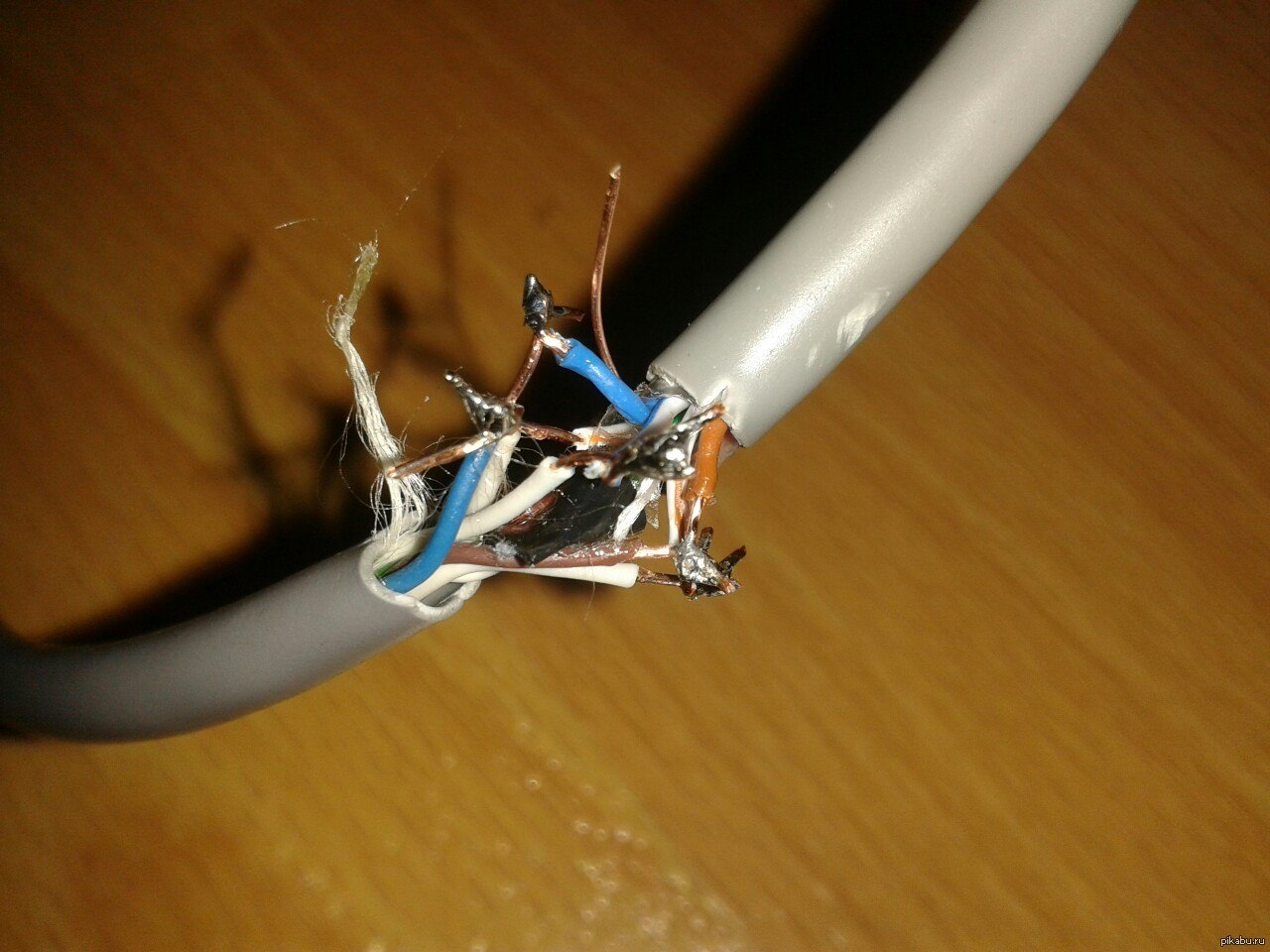 Разрыв сети. Поврежденная изоляция провода. Обрыв кабеля. Поврежденный провод интернета. Разрыв кабеля интернета.