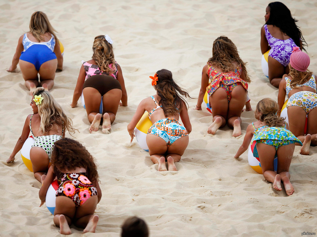 Фото женщин на пляже раком