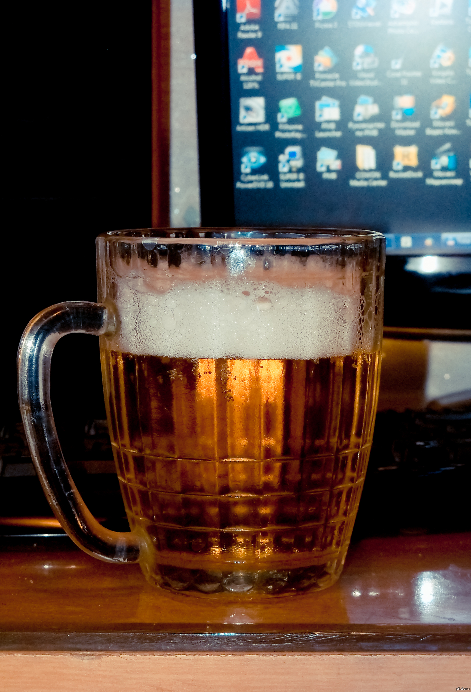 Пьем пиво дома. Пивной компьютер. Пиво и компьютер. Пиво за компом. Пиво дома.