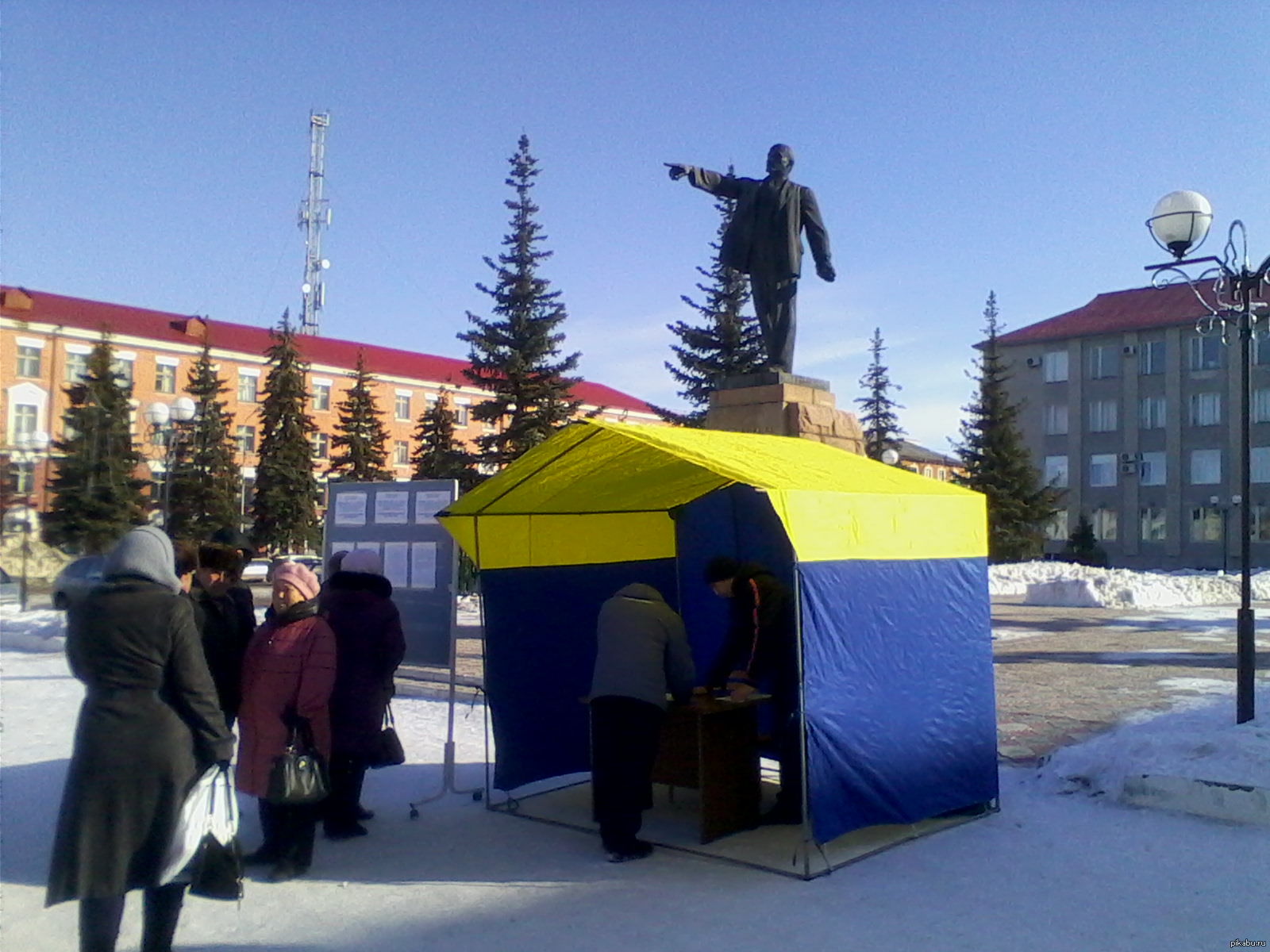 На площади Советов в городе Кумертау продолжается сбор подписей в поддержку  вертолётного завода КумАПП с 10 до 18 часов спасаем завод!! | Пикабу