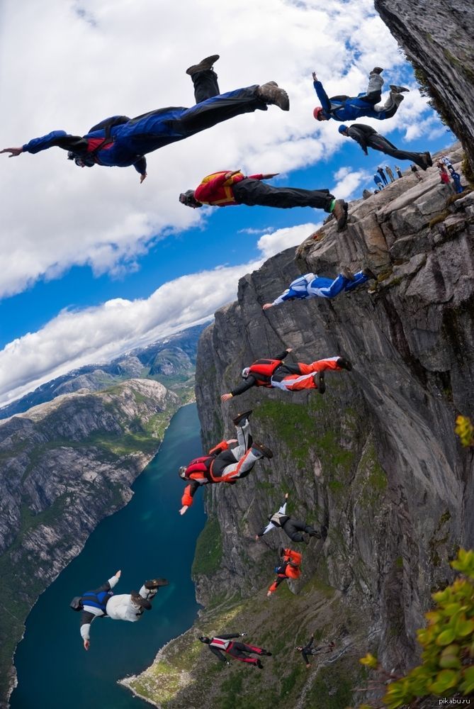 Где прыжок. Вингсьют бейсджампинг. Base jumping — бейсджампинг. Полет вингсьют горы. Вингсьют и парашют.