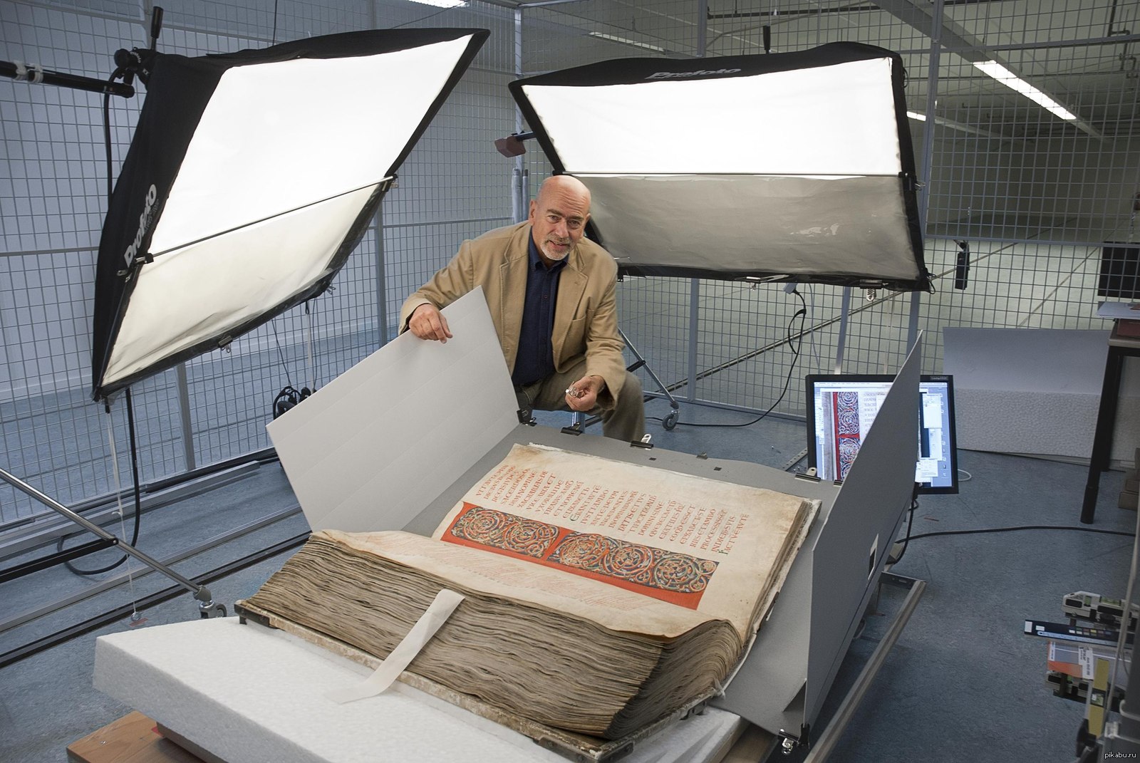 Человек с огромной книгой. Самая большая книга в мире the Codex Gigas. Гигас Библия дьявола. Кодекс Гигас («Библия дьявола»). Книга дьявола кодекс Гигас.