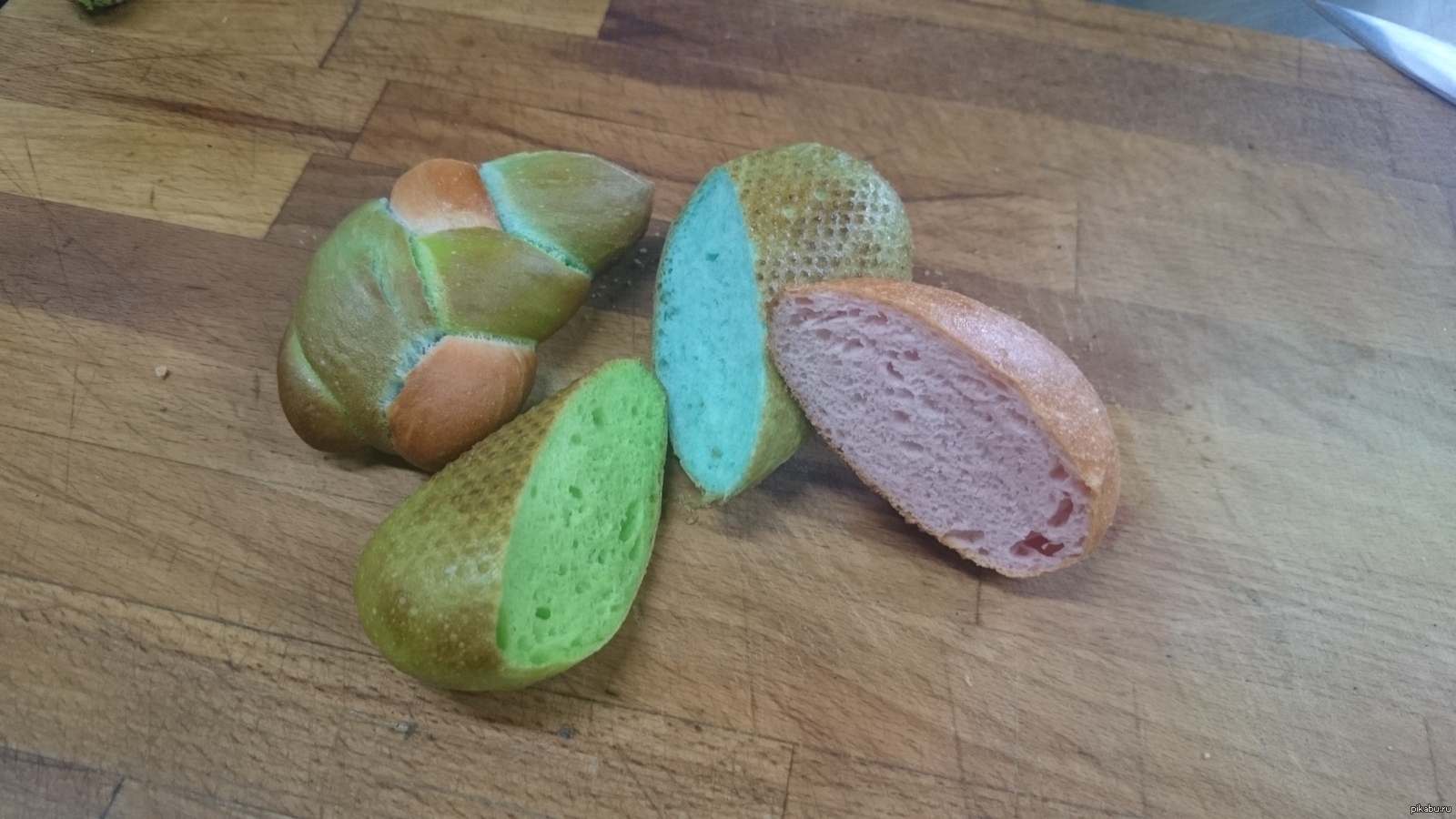 Хлеб с разноцветными шариками сверху