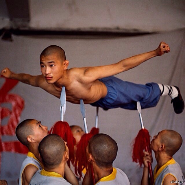 Тренировки монахов шаолиня. Тренировки монахов шаолинь. Монастырь шаолинь тренировки монахов. Тренировки монахов шаолиня. Монах шаолинь.