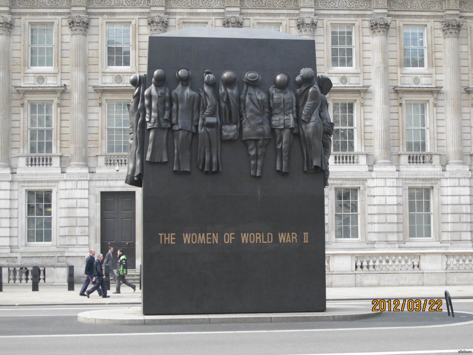 Памятники второй мировой. Памятники второй мировой войны в Европе. Памятник в Лондоне женщинам 2 мировой войны. Мемориал второй мировой войны. Мемориал женщин во II мировой войне.