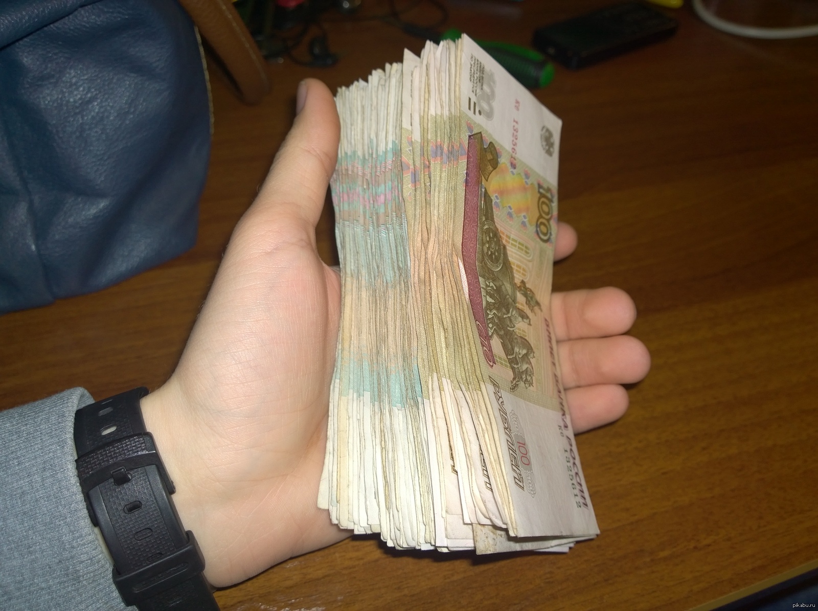 Двести пятнадцать тысяч. Деньги в руках. Стопка денег в руках. Большая пачка денег в руке. Пачка денег в руках рубли.