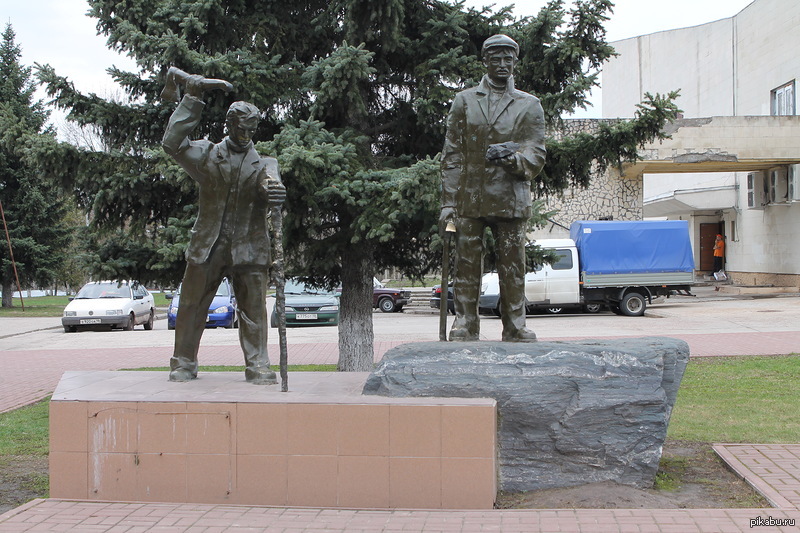 Тж железногорск курская. Памятник геологам первопроходцам Курская область Железногорск. Железногорск Курская область памятники.