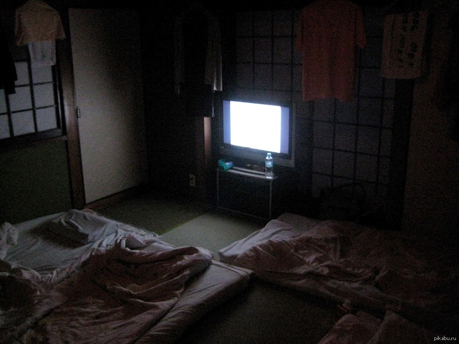 Живу в комнате с братом. Комната с телевизором ночью. Телевизор в темной комнате. Комната обычная темная. Комната ночью деревенский дом.