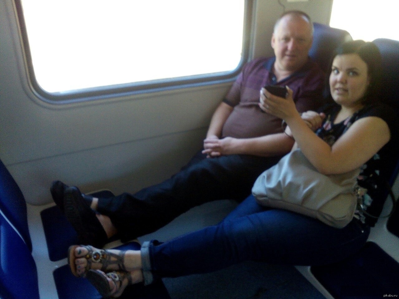 Ноги на сиденье в поезде