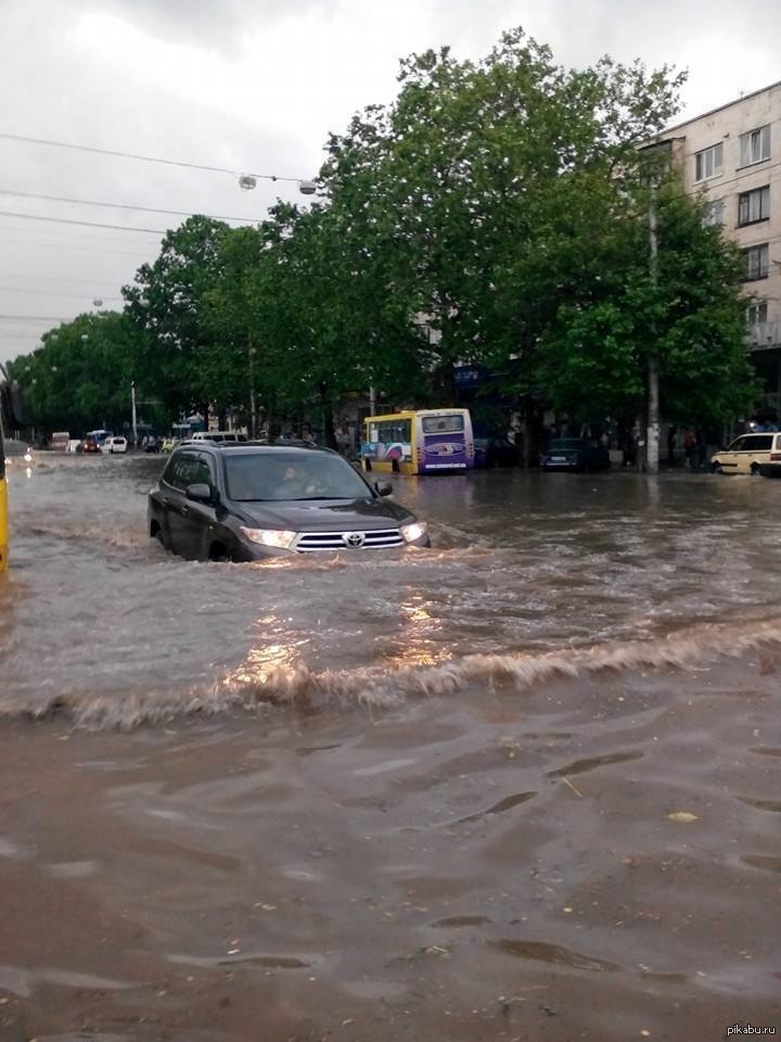 Буря в симферополе сегодня. Симферополь ЖД вокзал потоп. Ливни в Симферополе. Подтопления в Симферополе. Потоп в Симферополе.