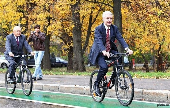 Москва едет на работу. Велодорожки в Москве. Велосипедная дорожка. Велодорожки в городе.