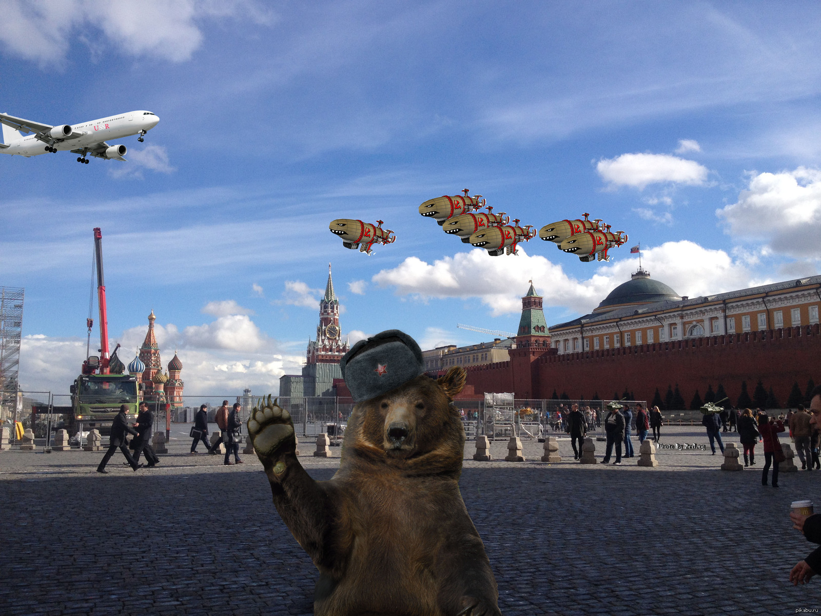 Москва веселая 2. Медведь на красной площади. Медведь Россия красная площадь. Динозавр на красной площади. Красная площадь прикол.